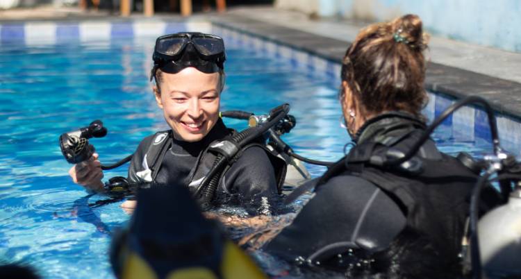 Diver doing a refresher in the pool 750x400